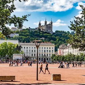 https://30m-de-bonheur-au-coeur-de-lyon-dans-les-nuages.hotels-rhonealpes.com